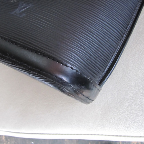 SOLD! AUTH. Louis Vuitton Epi Lussac - Picture 4 of 8